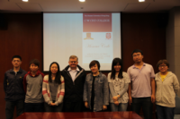馮校友（左三）與學生紀律委員會主席何世勳教授（左四）及其他書院同學在2013年2月舉行的第一次學生誠信誓章委員會會議中合照。